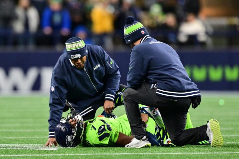 Geno Smith exits Seahawks game early with concerning knee injury