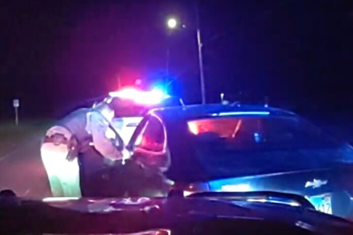 Illinois deputy saves pregnant woman in runaway car (Video)